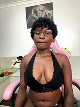 Snapshot of Lil-shawrie chatting on December 3, 12:07 am Lil-shawrie online show from December 3, 12:07 am