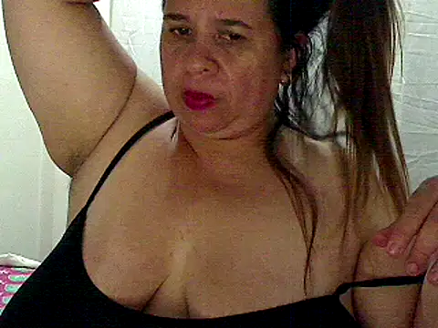 Snapshot of luciana69hot chatting on January 30, 1:22 am luciana69hot online show from January 30, 1:22 am