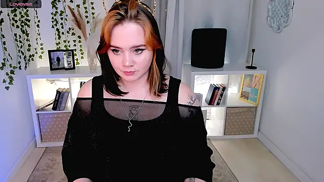 Snapshot of lunaalli chatting on October 16, 2:29 pm lunaalli online show from October 16, 2:29 pm