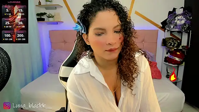 Luna blackk online show from May 3, 9:10 pm