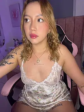 Snapshot of Becca_Johnson_u chatting on July 15, 1:44 am Becca Johnson u online show from July 15, 1:44 am