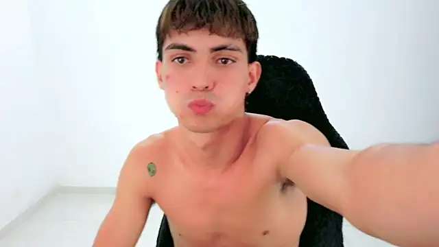 Snapshot of Thommy_cute chatting on August 4, 1:09 am Thommy cute online show from August 4, 1:09 am