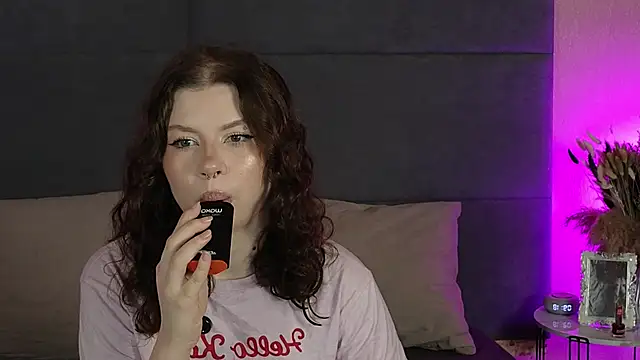 Snapshot of RianaRey chatting on June 19, 6:18 am RianaRey online show from June 19, 6:18 am