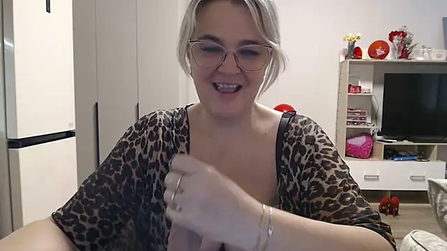 Snapshot of EleanoraDream chatting on May 10, 7:13 am EleanoraDream online show from May 10, 7:13 am