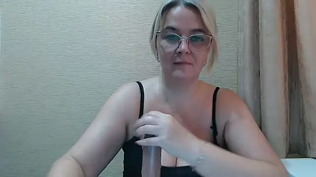 Snapshot of EleanoraDream chatting on June 16, 12:41 pm EleanoraDream online show from June 16, 12:41 pm