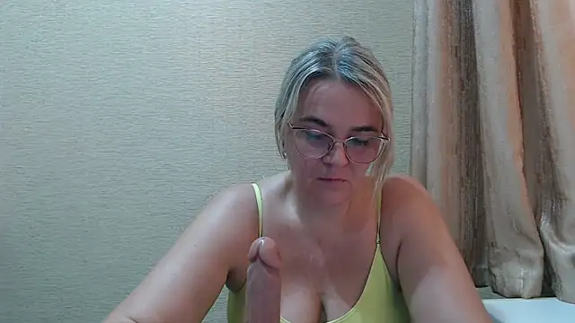 Snapshot of EleanoraDream chatting on July 5, 5:14 am EleanoraDream online show from July 5, 5:14 am