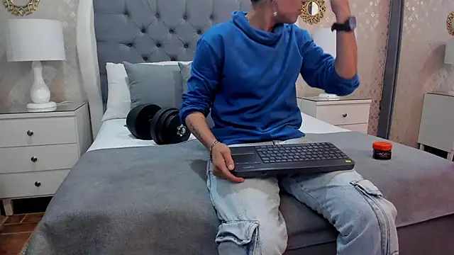 ZoeKrug online show from September 13, 11:43 am