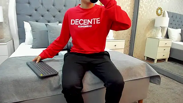 ZoeKrug online show from September 18, 12:40 pm