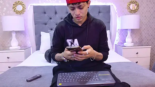 ZoeKrug online show from November 17, 12:00 pm