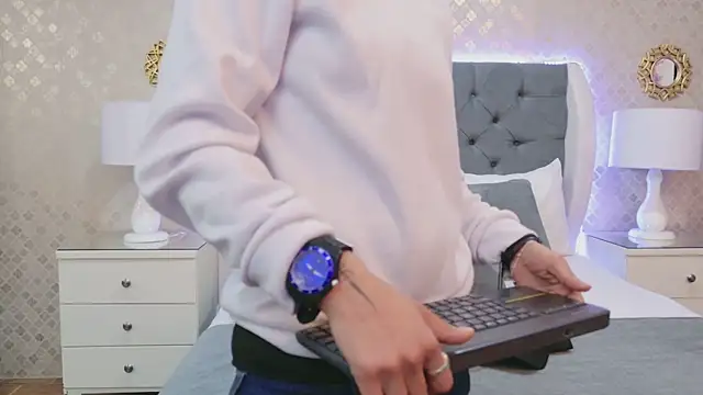 ZoeKrug online show from January 6, 1:15 pm