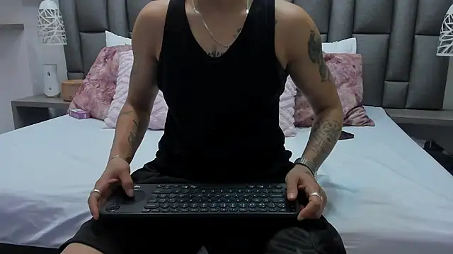 ZoeKrug online show from February 23, 12:24 pm