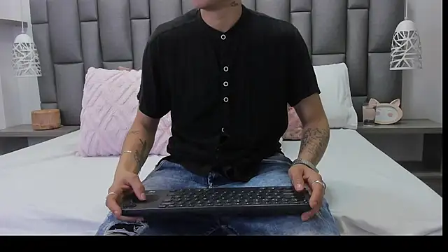 ZoeKrug online show from March 4, 12:44 pm