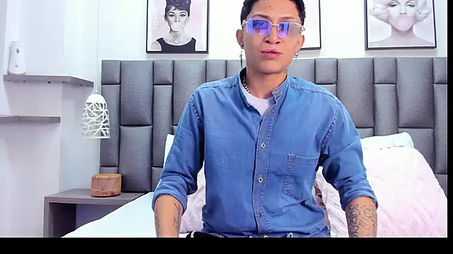 ZoeKrug online show from March 5, 12:34 pm