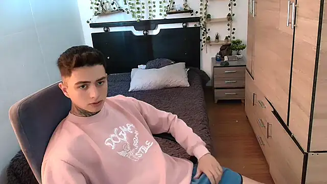 Snapshot of santii_ss chatting on May 8, 1:05 pm santii ss online show from May 8, 1:05 pm