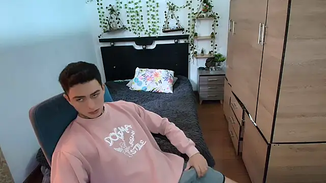 Snapshot of santii_ss chatting on May 15, 2:13 pm santii ss online show from May 15, 2:13 pm