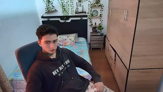 Snapshot of santii_ss chatting on July 1, 2:18 pm santii ss online show from July 1, 2:18 pm