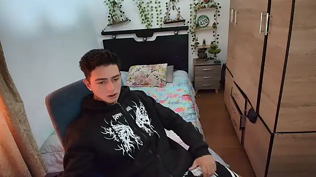 Snapshot of santii_ss chatting on July 2, 4:13 pm santii ss online show from July 2, 4:13 pm