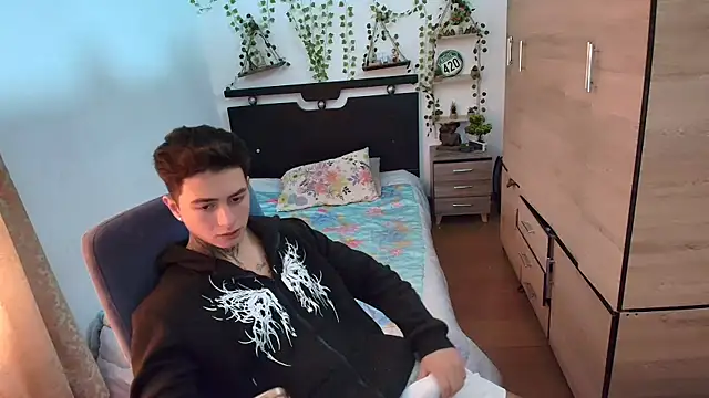Snapshot of santii_ss chatting on July 3, 2:45 pm santii ss online show from July 3, 2:45 pm