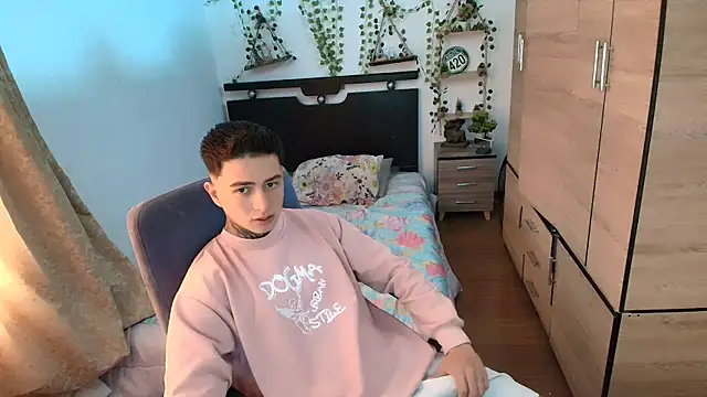 Snapshot of santii_ss chatting on July 8, 1:48 pm santii ss online show from July 8, 1:48 pm
