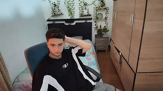 Snapshot of santii_ss chatting on July 11, 3:59 pm santii ss online show from July 11, 3:59 pm