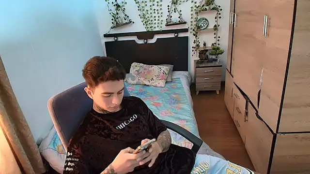 Snapshot of santii_ss chatting on July 28, 2:13 pm santii ss online show from July 28, 2:13 pm