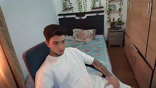 Snapshot of santii_ss chatting on August 3, 1:16 pm santii ss online show from August 3, 1:16 pm