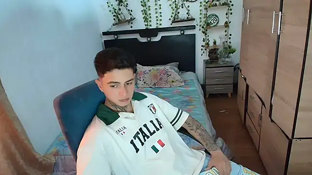 Snapshot of santii_ss chatting on August 7, 4:53 pm santii ss online show from August 7, 4:53 pm