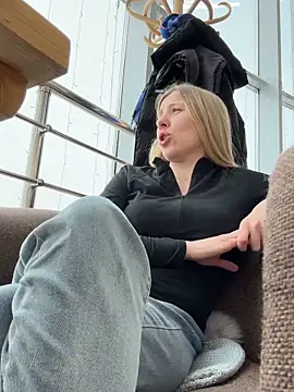 Snapshot of VintageBlue chatting on March 4, 6:52 am VintageBlue online show from March 4, 6:52 am