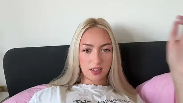 Snapshot of Kitty_Swetty chatting on October 2, 10:44 am Kitty Swetty online show from October 2, 10:44 am