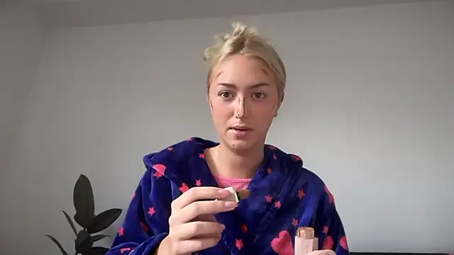 Snapshot of Kitty_Swetty chatting on October 7, 8:55 am Kitty Swetty online show from October 7, 8:55 am