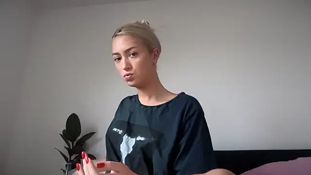 Snapshot of Kitty_Swetty chatting on October 13, 11:43 am Kitty Swetty online show from October 13, 11:43 am