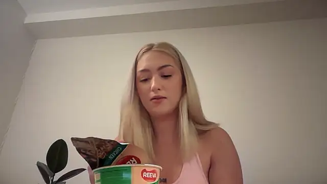 Snapshot of Kitty_Swetty chatting on December 15, 10:58 pm Kitty Swetty online show from December 15, 10:58 pm