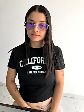 Snapshot of Coralinne__ chatting on March 31, 3:12 pm Coralinne online show from March 31, 3:12 pm