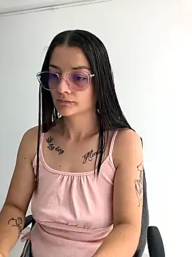 Snapshot of Coralinne__ chatting on April 2, 3:31 pm Coralinne online show from April 2, 3:31 pm