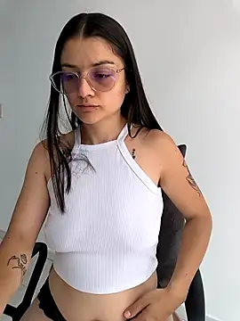 Snapshot of Coralinne__ chatting on April 3, 3:43 pm Coralinne online show from April 3, 3:43 pm