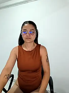 Snapshot of Coralinne__ chatting on April 10, 1:11 am Coralinne online show from April 10, 1:11 am