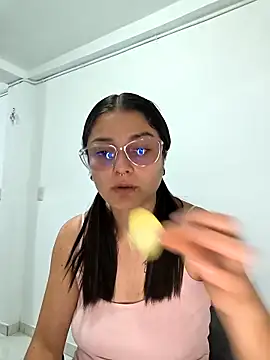 Snapshot of Coralinne__ chatting on April 14, 1:00 am Coralinne online show from April 14, 1:00 am