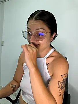 Snapshot of Coralinne__ chatting on April 22, 1:30 am Coralinne online show from April 22, 1:30 am