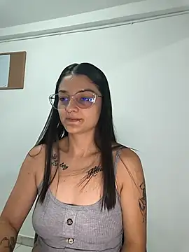 Snapshot of Coralinne__ chatting on April 26, 1:03 am Coralinne online show from April 26, 1:03 am