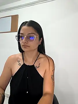 Snapshot of Coralinne__ chatting on May 4, 1:12 am Coralinne online show from May 4, 1:12 am