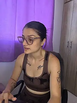 Snapshot of Coralinne__ chatting on July 7, 4:33 pm Coralinne online show from July 7, 4:33 pm