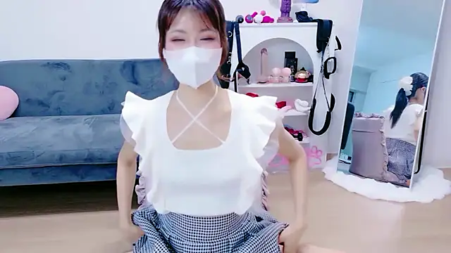 Snapshot of -Nyanko-chan- chatting on June 23, 11:08 am -Nyanko-chan- online show from June 23, 11:08 am