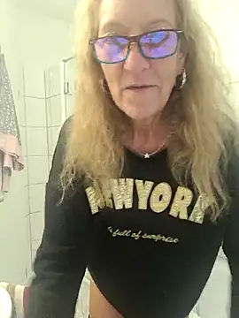 HotWifeLyn68 online show from December 3, 2:37 pm