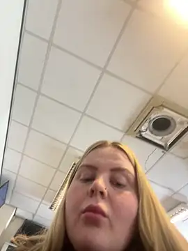 IslaMae online show from March 25, 1:39 pm