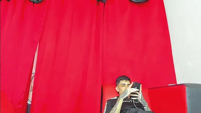 Snapshot of extreme_hot_crazy chatting on December 15, 4:39 am extreme hot crazy online show from December 15, 4:39 am