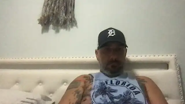 tattedNitalian online show from November 2, 2:58 am