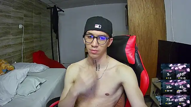 Snapshot of angelicious_ chatting on November 21, 11:25 pm angelicious online show from November 21, 11:25 pm