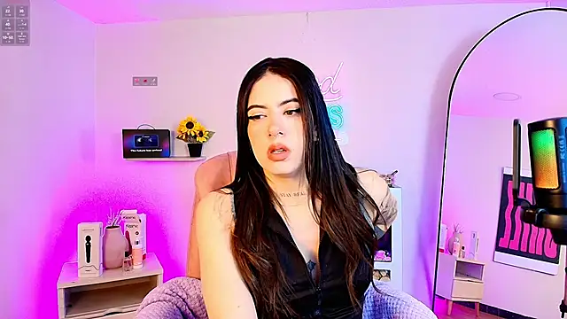 Snapshot of Alice_Vixen chatting on May 13, 12:13 pm Alice Vixen online show from May 13, 12:13 pm