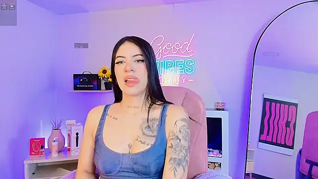 Snapshot of Alice_Vixen chatting on May 15, 12:12 pm Alice Vixen online show from May 15, 12:12 pm