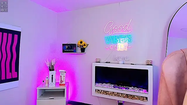 Snapshot of Alice_Vixen chatting on May 22, 12:11 pm Alice Vixen online show from May 22, 12:11 pm